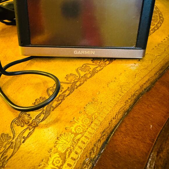 Garmin Nuvi 145-01615-10 GPS Navigation Bundle 5" Screen - Picture 2 of 6